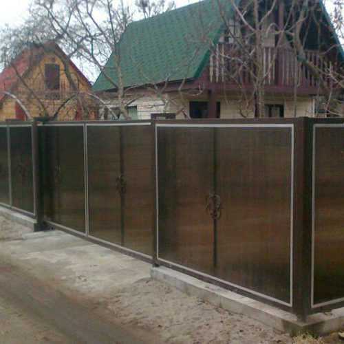 Забор из поликарбоната на металлическом каркасе, особенности материала и монтажа