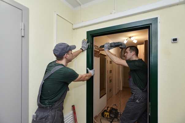 Когда устанавливать двери при ремонте: до финишной отделки и после ее окончания