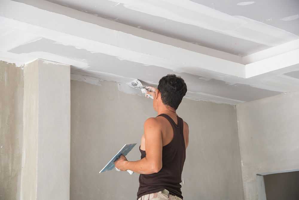 Как красить потолок валиком: как правильно покрасить потолок водоэмульсионной краской, чем лучше красить кистью или валиком, покраска