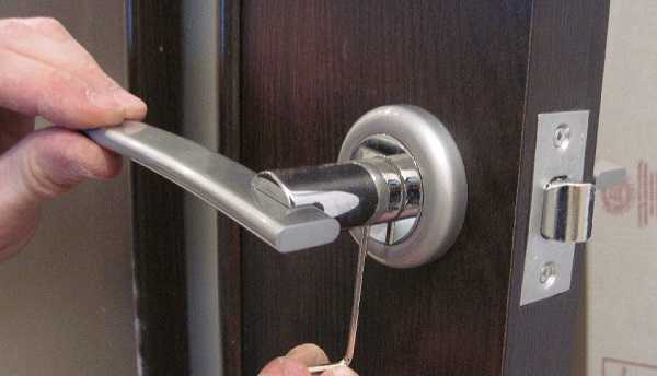 Как снять дверную ручку входной металлической двери