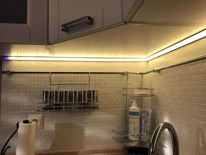 Подсветка стен с использованием светодиодных лент и встраиваемых источников, преимущества и популярные идеи - 16 фото