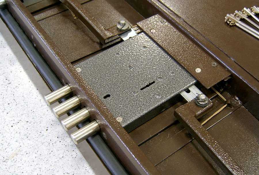 Инструкция, как производится установка замка в входную железную дверь своими руками Существующие типы запорных устройств Нюансы и советы специалистов