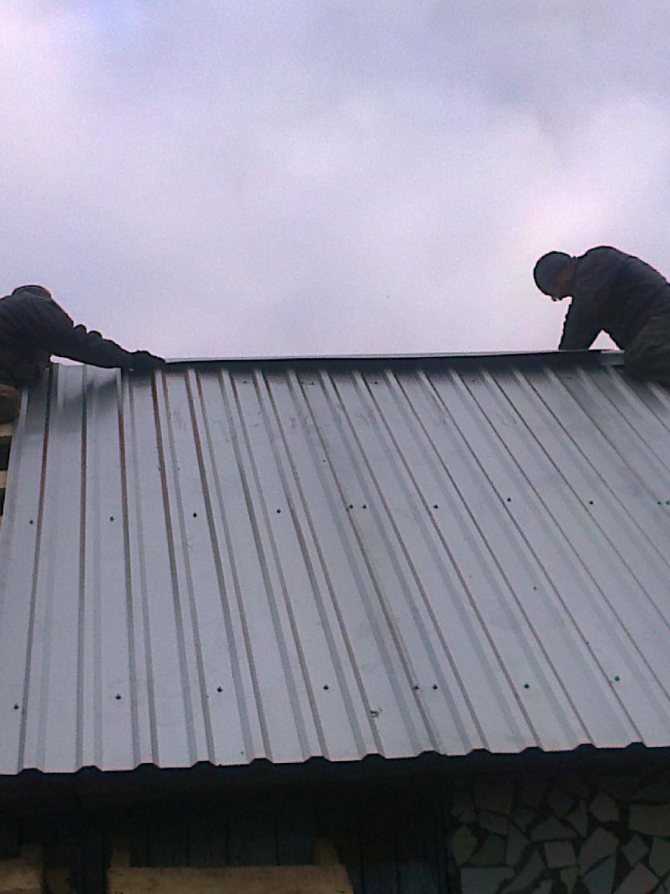 Покрытие крыши профнастилом