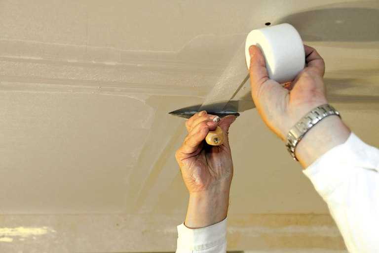 Покраска потолка из гипсокартона: как выбрать краску, подготовить и покрасить поверхность правильно