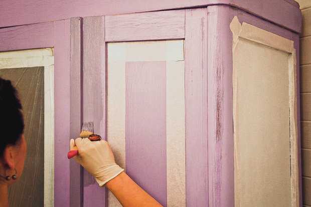 Чем красить крашенную межкомнатную дверь
