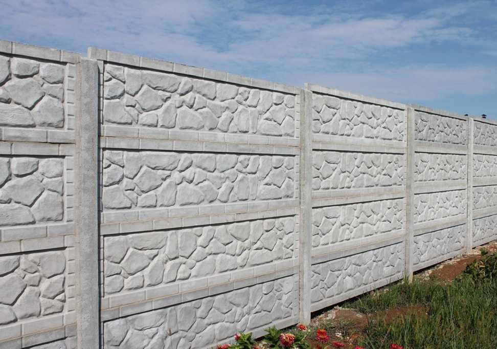 Забор из бетонных плит: установка и монтаж своими руками