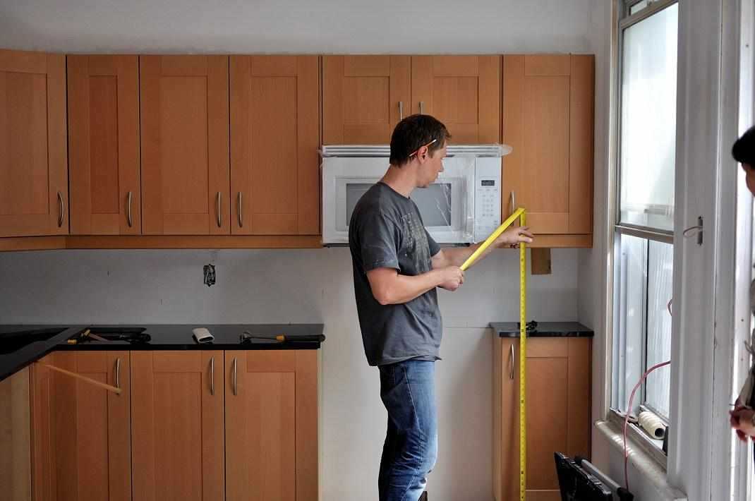 Как повесить кухонные шкафы на стену: способы и правила крепления, инструкция