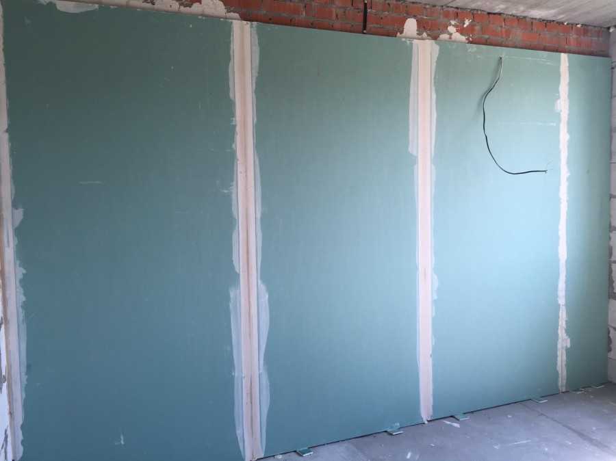 Чем и как выполнить покраску стен деревянного дома?