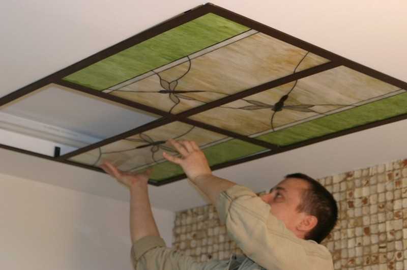 Стеклянный и зеркальный подвесной потолок с подсветкой