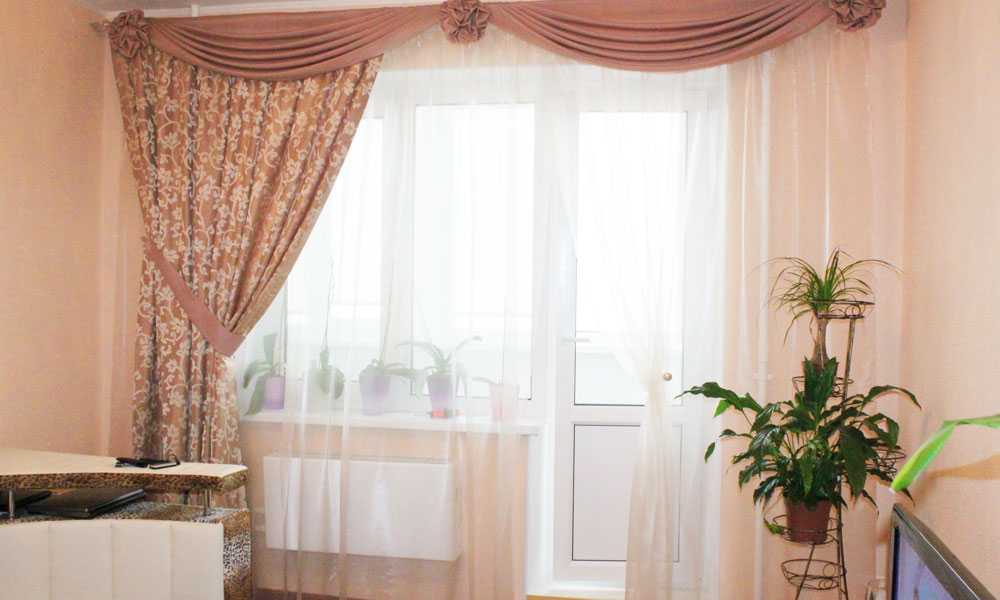 Выбор штор в спальню с балконной дверью: фото возможных вариантов