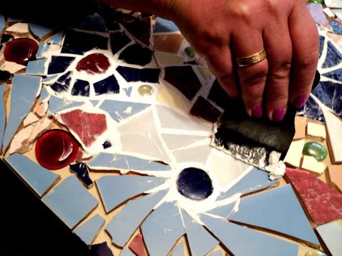 Мозаика из плитки: как сделать своими руками, подробная инструкция по особенностям работы с битым покрытием, правила укладки и создания узора, фото с примерами