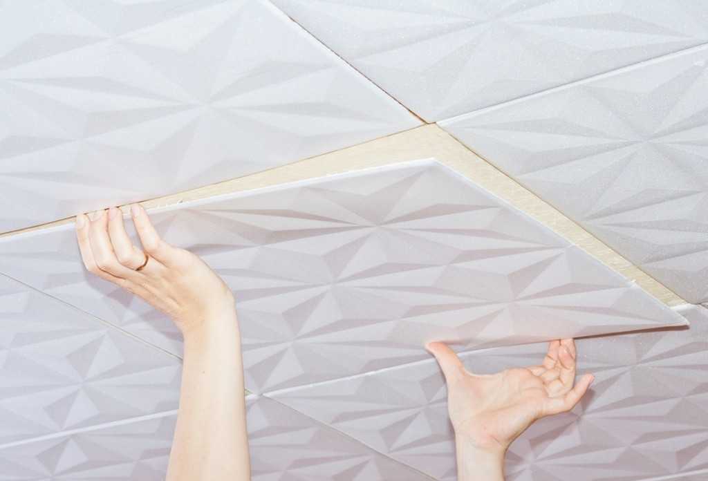 Потолок из пенопласта - как клеить плитку своими руками