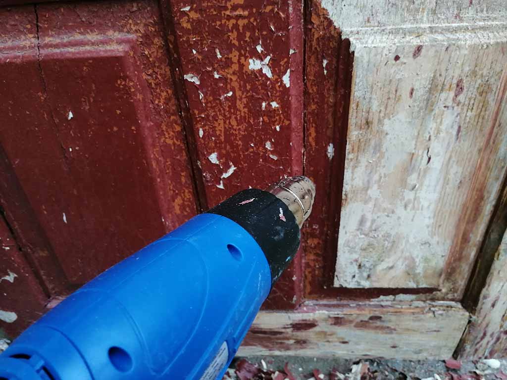 Как снять старую краску с деревянной двери: советы