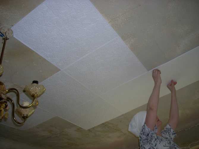 Как приклеить потолочную плитку: как наклеить плитку на потолок своими руками, как правильно клеить, поклейка, как быстро и красиво поклеить, наклеивание, чем приклеить