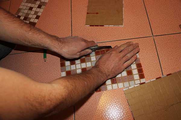 Как клеить мозаичную плитку на стену своими руками должным образом