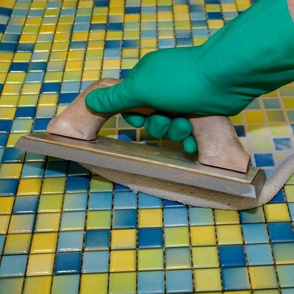 Как делают мозаику из битой плитки: достоинства и возможности