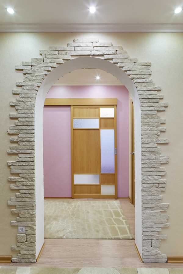 Отделка дверного проема входной двери декоративным камнем