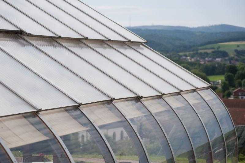 Крыша из поликарбоната для беседки своими руками: плюсы и минусы односкатных, вальмовых крыш
