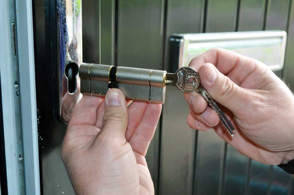 Как выполняется замена замка на входной металлической двери: подробная инструкция по выполнению работы для различного типов запорных устройств