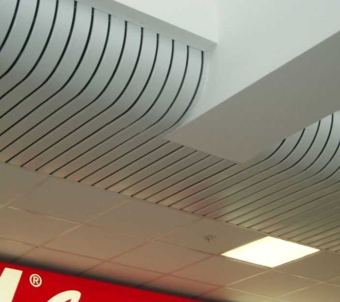 Как устроен реечный подвесной потолок: особенности конструкции