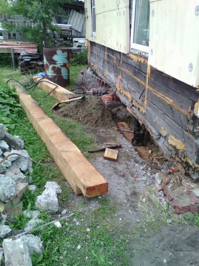 Как частично или полностью заменить нижний венец деревянного дома своими руками с поднятием конструкции и без него