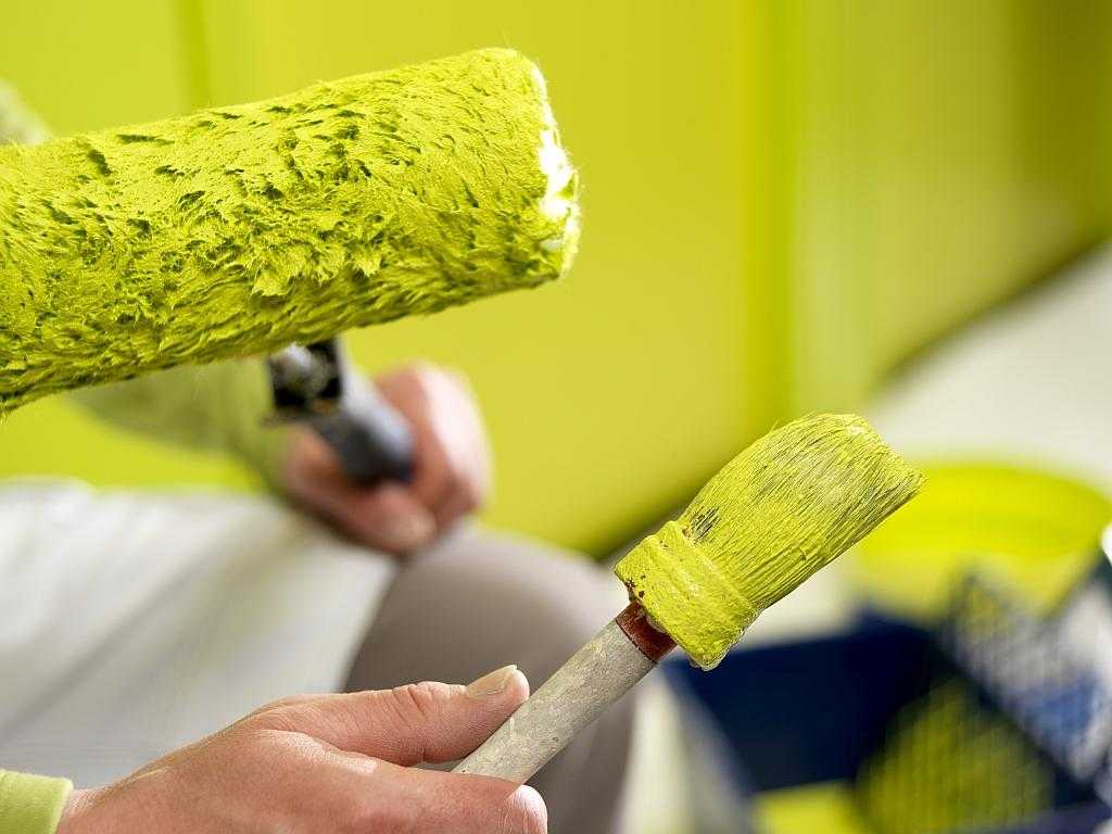 Покраска стен водоэмульсионной краской своими руками без разводов: правильная технология (видео)