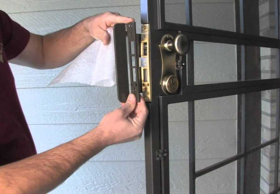 Как поменять замок на металлической входной двери: пошаговая инструкция с фото и видео