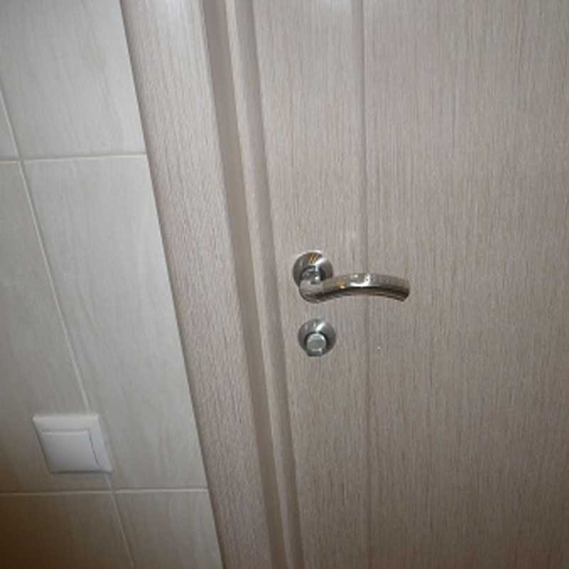 Как правильно установить дверь в ванную комнату своими руками?