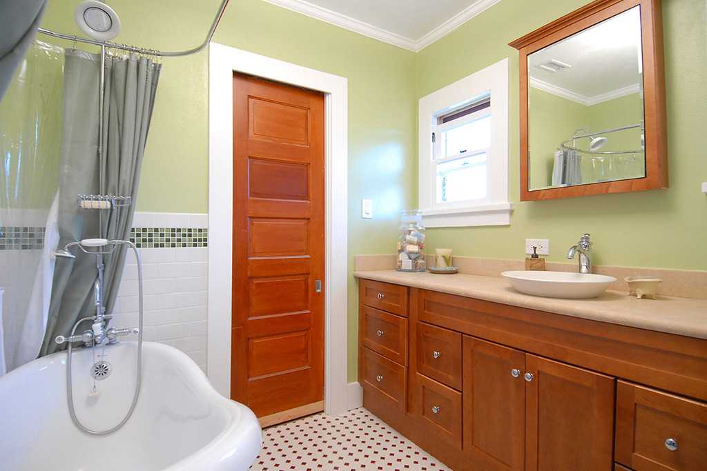 Какими характеристиками должны обладать двери в ванную, дабы срок их эксплуатации был долгим, а внешний вид - отменным Обзор изделий из различных материалов