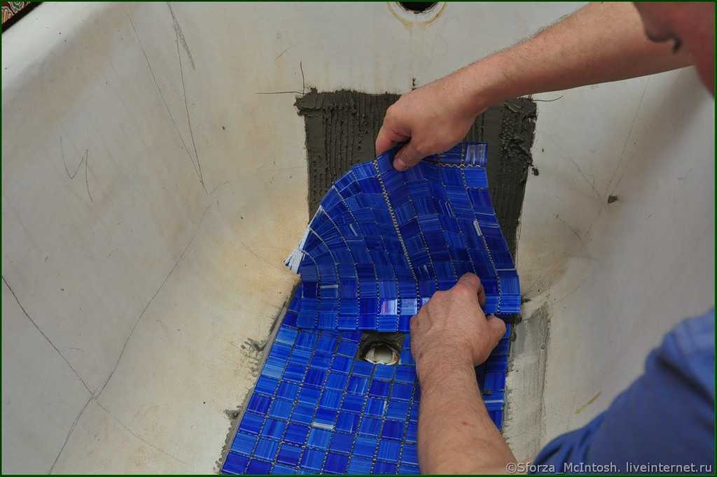 Технология укладки мозаики на сетку: как приклеить плитку к стене своими руками