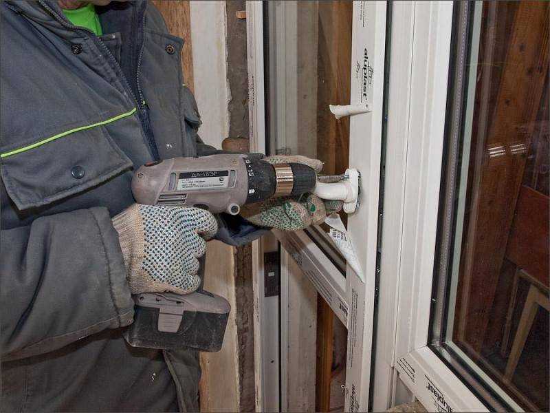 Как снять пластиковую балконную дверь с петель: пошаговая инструкция. как снять пластиковые двери с петель: пошаговая инструкция снятие пластиковой двери с петель