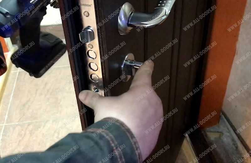Как починить замок на двери