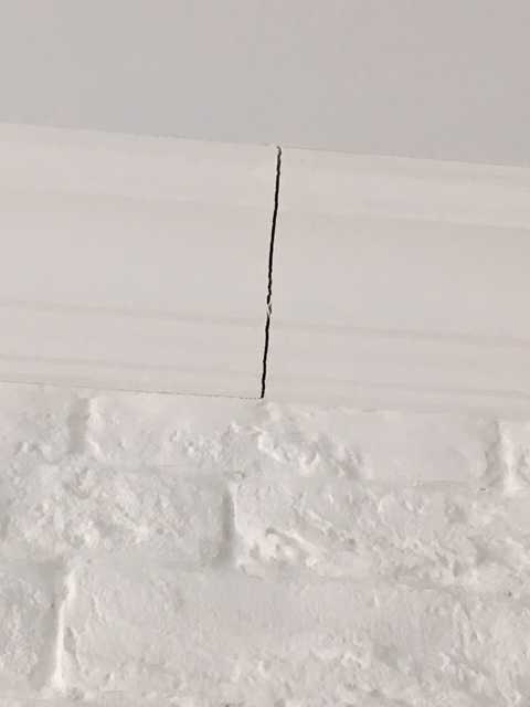 Как стыковать потолочный плинтус: подрезка с помощью стусла и ручной способ, стыковка на прямых участках