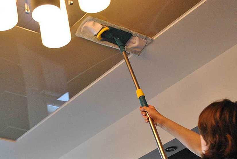 Как помыть натяжной потолок глянцевый без разводов: эффективные способы!