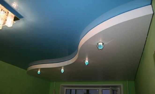 Комбинированные гипсокартонные и натяжные потолки: дизайн, сочетания по цвету, фото в интерьере