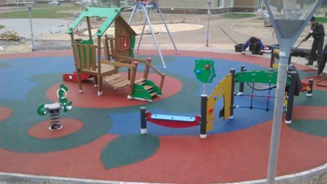 Резиновое покрытие для детских площадок: требования к материалам