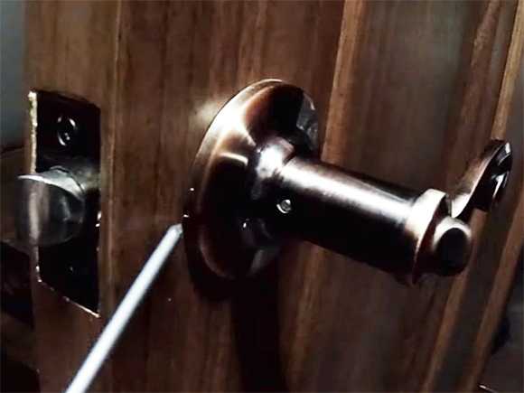 Как снять дверную ручку с межкомнатной двери