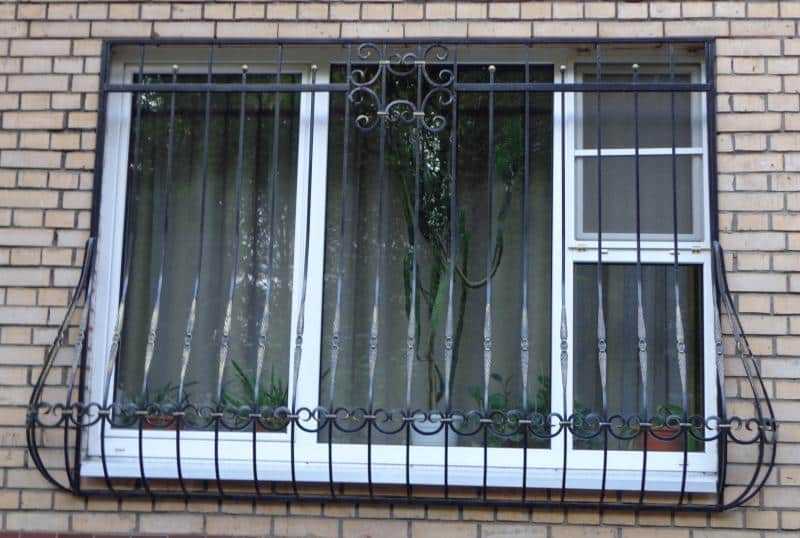 Прозрачные решетки на окна из поликарбоната – как выглядят