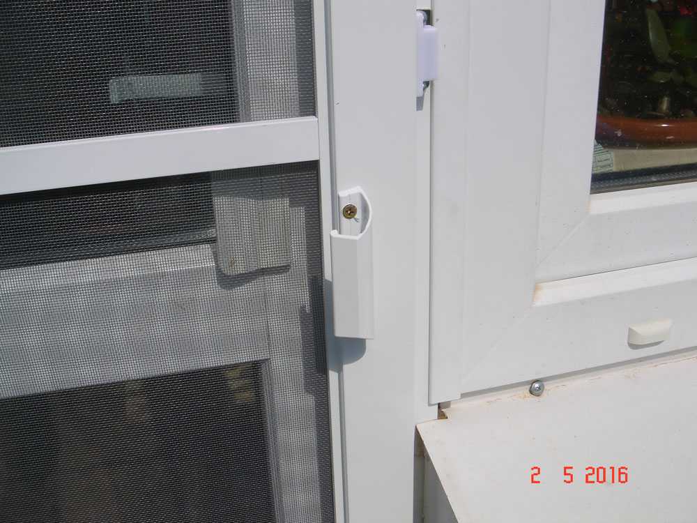 Установка москитной сетки на балконную дверь своими руками: как замерить размер и как она крепится
