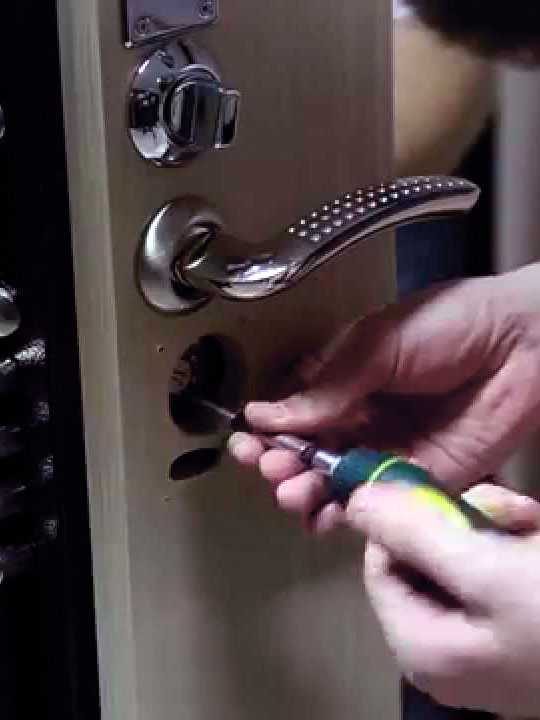 Как правильно разобрать дверную ручку – с замком и без него