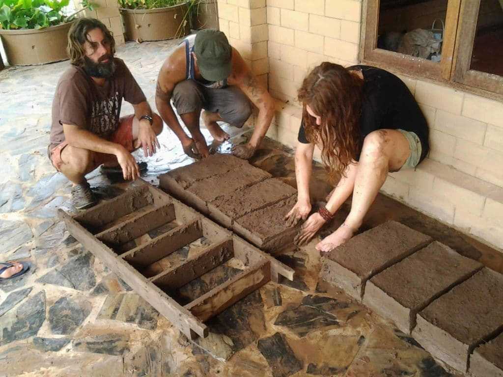 Дом из глины: технология изготовления, преимущества и недостатки глиняных домов