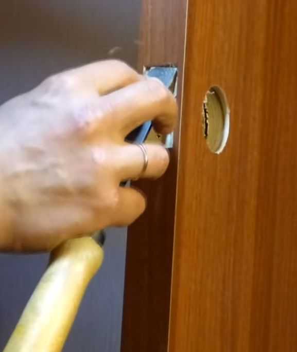 Установка дверных ручек разных видов: пошаговая инструкция