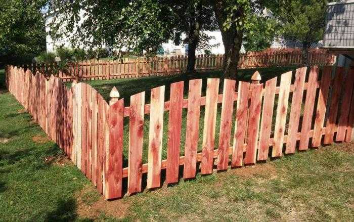 Чем красиво и надолго покрасить деревянный забор