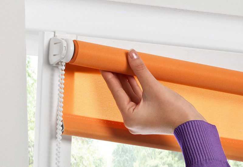 Как самостоятельно крепить рулонные шторы на пластиковые окна