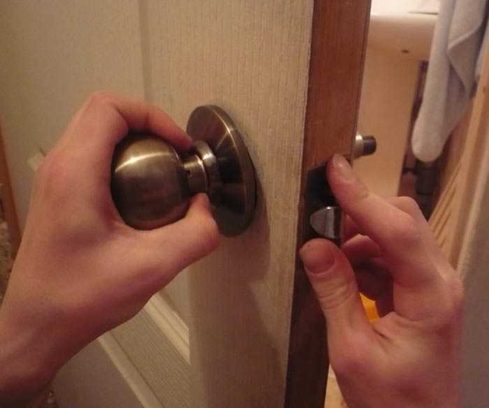 Как разобрать дверную ручку межкомнатной двери своими руками