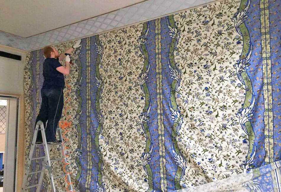 Текстиль в интерьере: правила отделки стен тканью и использования текстиля для обивки стен