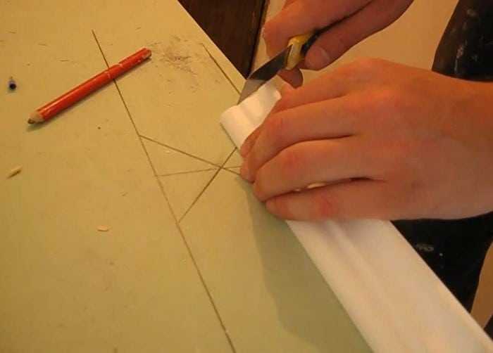 Как отрезать потолочный плинтус правильно самому: фото- и видео- инструкция от мастеров