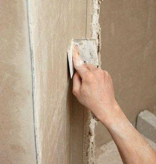 Как выровнять углы стен своими руками с помощью уголка