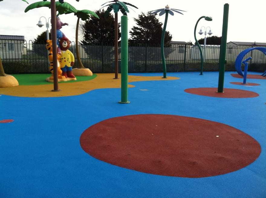 Чем покрыть детскую площадку на даче: выбор покрытия, трава и резиновая плитка