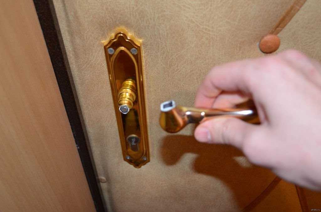 Инструкция, как снять дверную ручку входной двери и заменить ее на новую На какие нюансы стоит обратить внимание при покупке новой фурнитуры и демонтаже